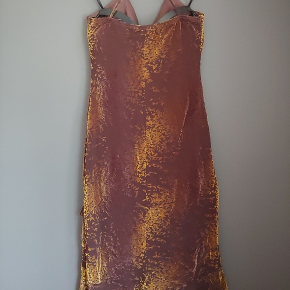 Woman's dress - Picture 5 of 5